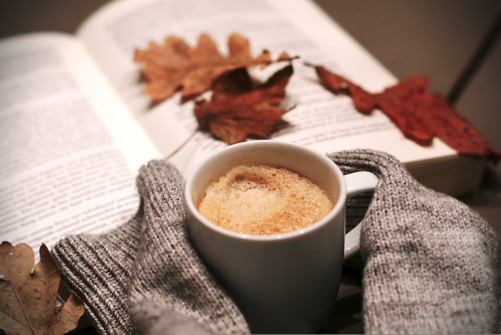 tasse automne café livre feuilles chaleur